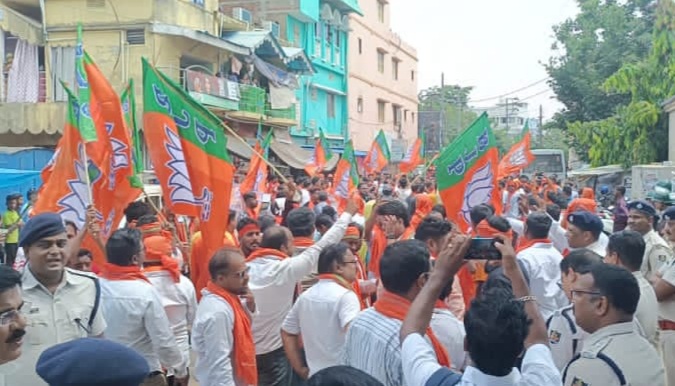 डीजीपी कार्यलय के सामने प्रदर्शन करते भाजपा कार्यकर्ता